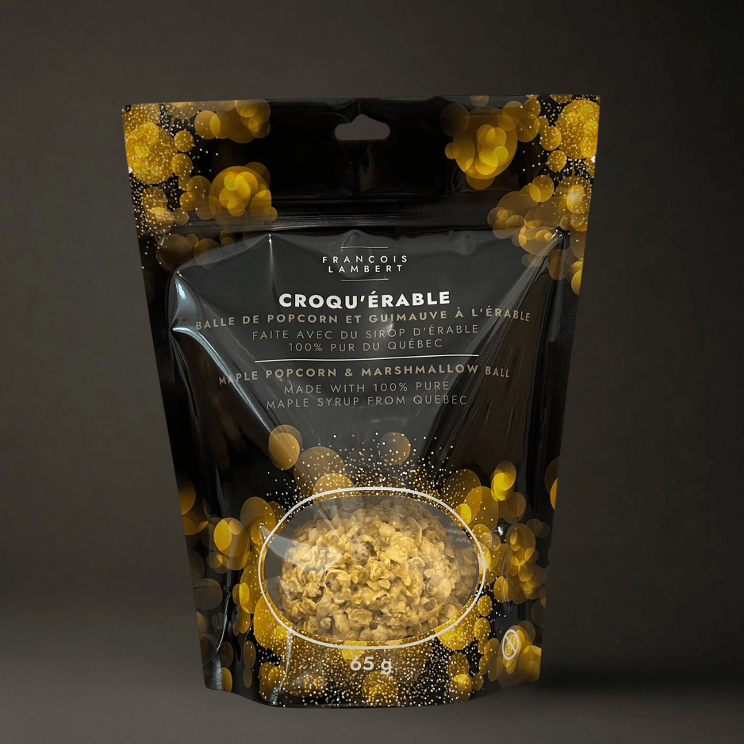 Balle de popcorn à l'érable sur fond brun dans un sac élégant