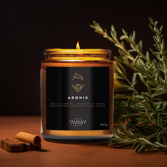 bougie sur une planche de bois avec des branches de romarin