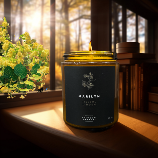 Bougie de soya à la fragrance de tilleur. On peut voir le soleil venir de la fenêtre et mette en beauté cette bougie