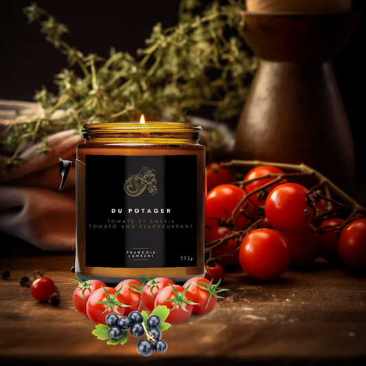 bougie de soya tomate et cassis dans un potager