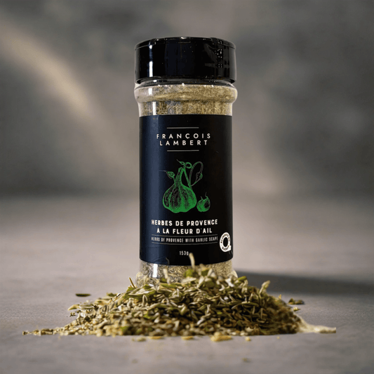 un pot d'herbes de provence à la fleur d'ail sur un fond gris