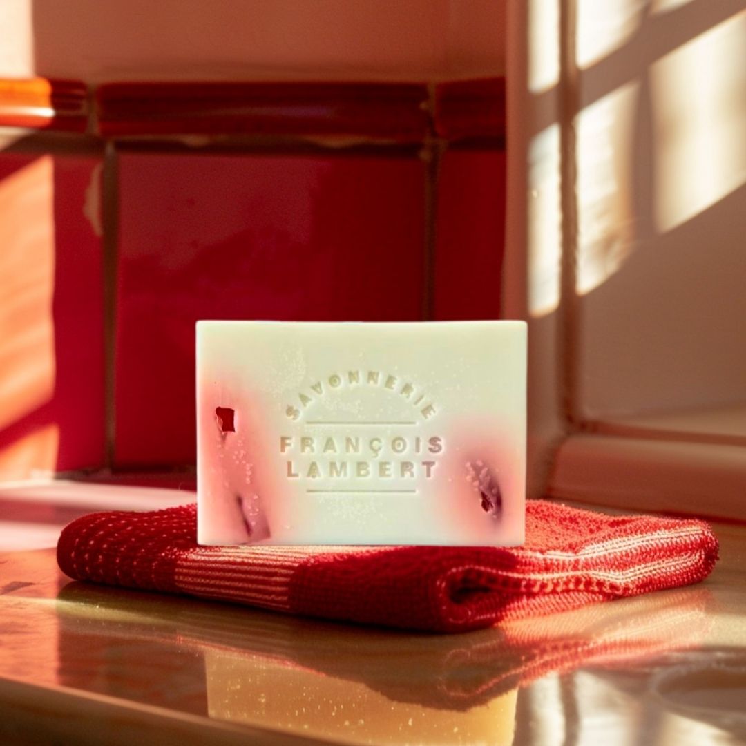savon au lait de brebis fragrance tomate et cassis sur une serviette rouge