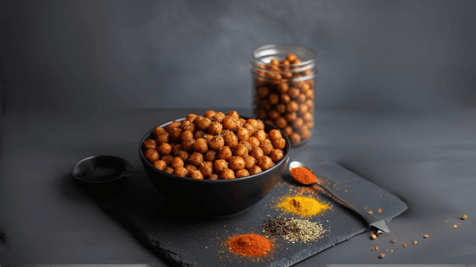 une assiette de pois chiches grillés sur un fond charcoal