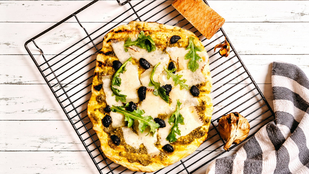 Pizza manchego au pesto de fleur d'ail et ail noir