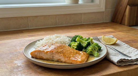 Filets de saumon à l’érable cuits au four, servis avec du riz et des brocolis