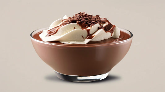 Une coupe en verre contenant une mousse au chocolat onctueuse, surmontée de crème fouettée et de copeaux de chocolat, avec un filet de sirop chocolaté qui la décore, le tout présenté sur un fond uni couleur crème.