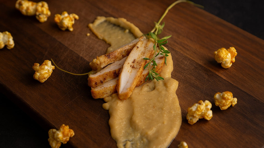 Poitrine de poulet fermier sur lit de purée de popcorn à l'érable