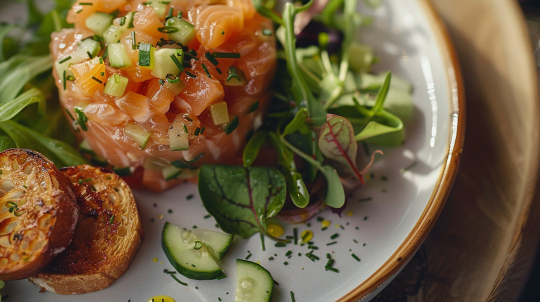 Tartare de Saumon aux Concombres Croquants et Herbes Fraîches