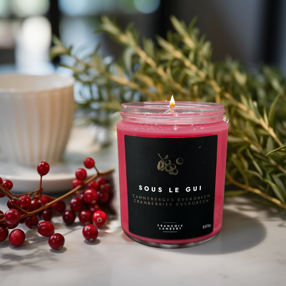 bougie de canneberges evergreen dans un décor de fêtes