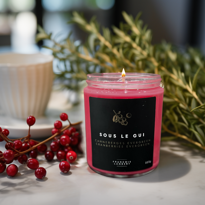 bougie de canneberges evergreen dans un décor de fêtes