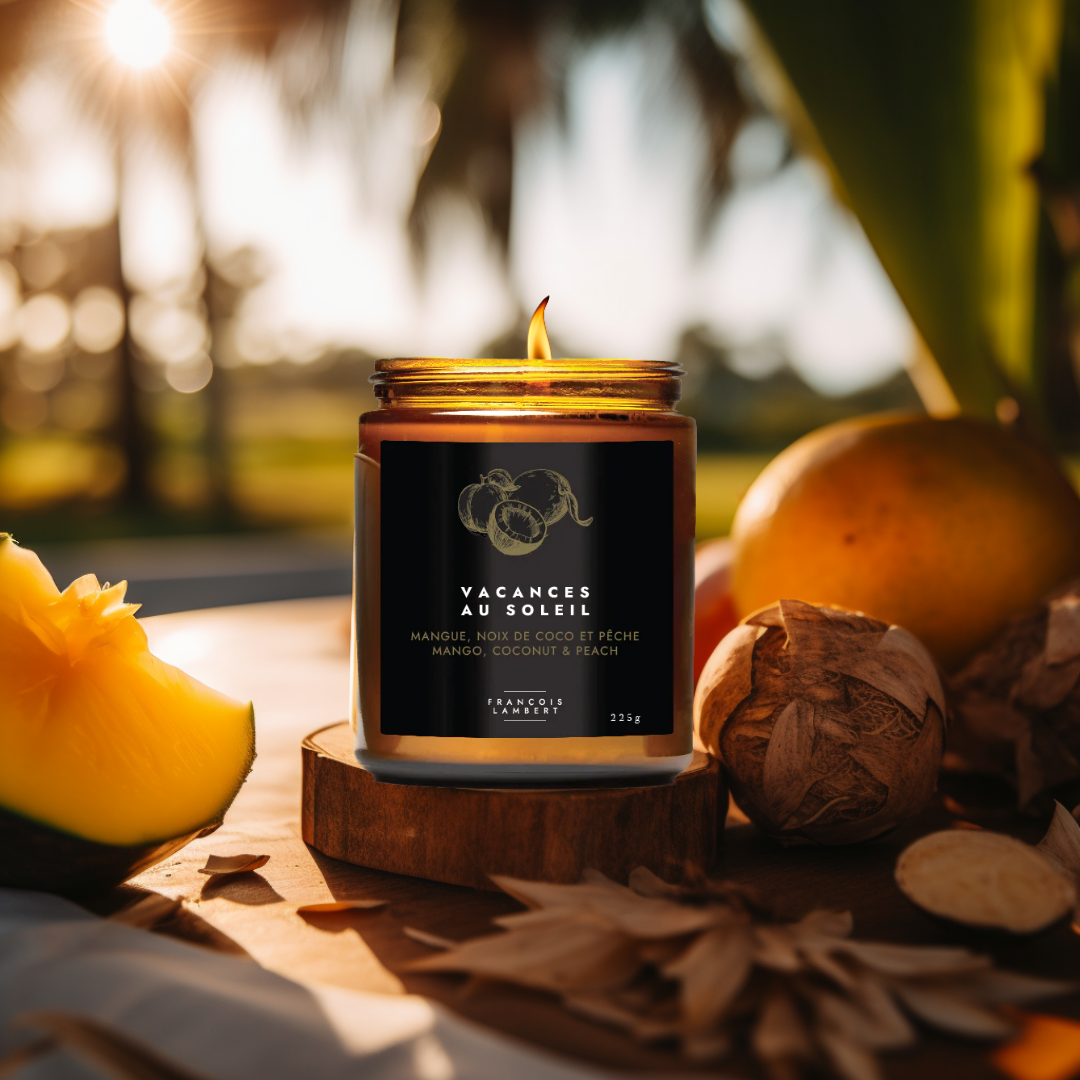 Une bougie de mangue, noix de coco et pêche dans un décor de vacances
