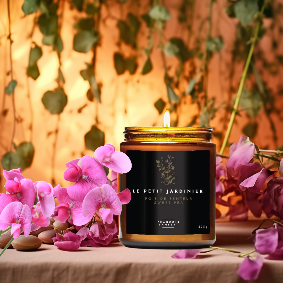 bougie pois de senteur dans un décor fleuri