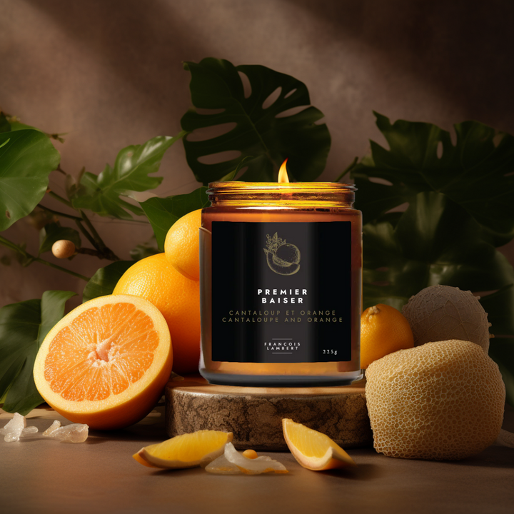 bougie de soya dans un décor avec des oranges des des cantaloups