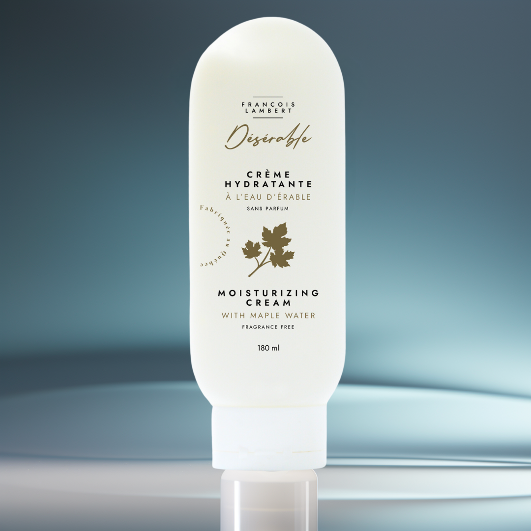 crème hydratante à l'eau d'érable  sur fond bleu