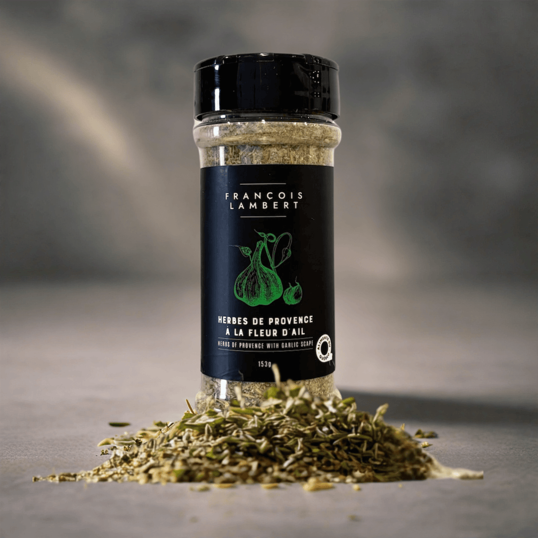 un pot d'herbes de provence à la fleur d'ail sur un fond gris