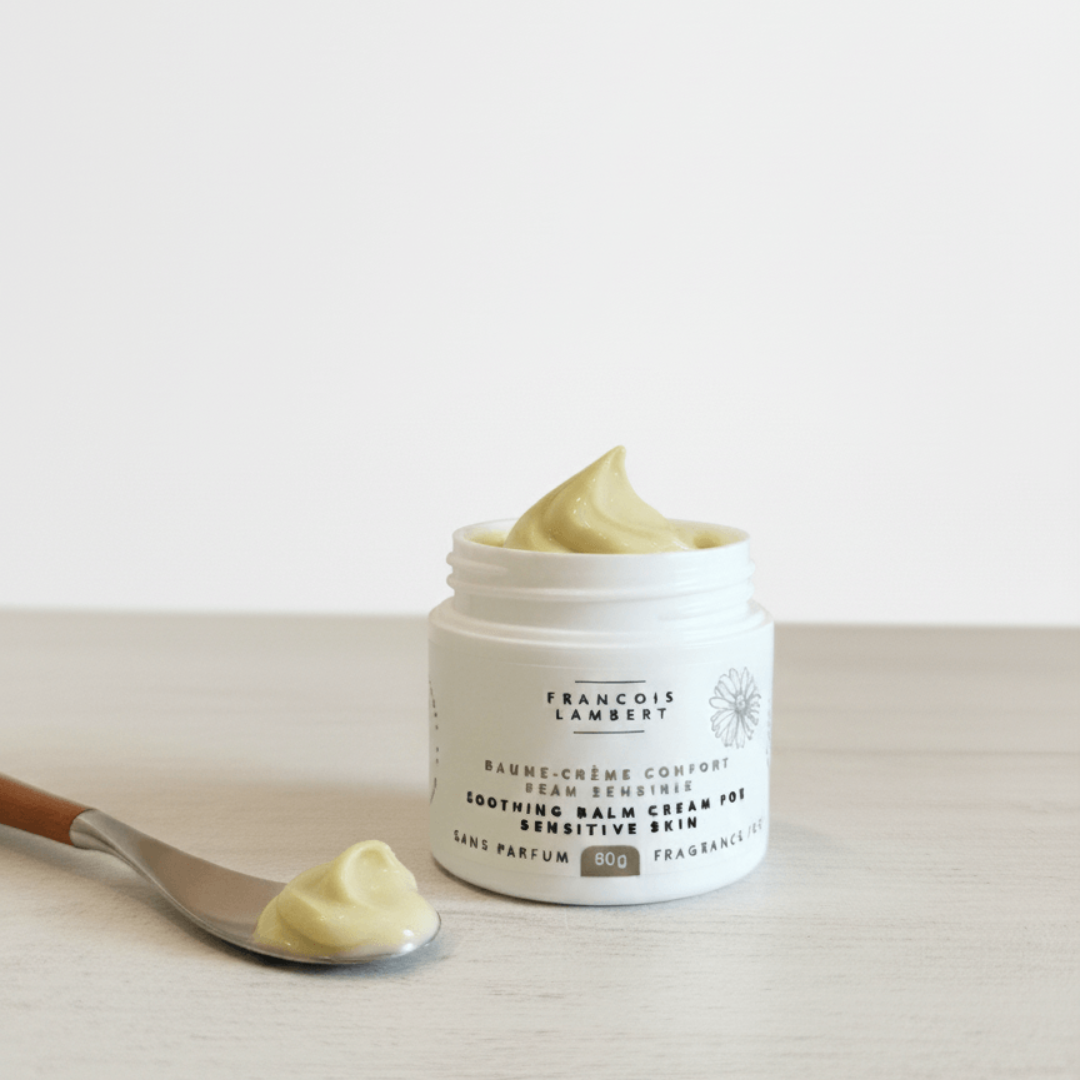 baume dans une cuillière à côté d'un pot 