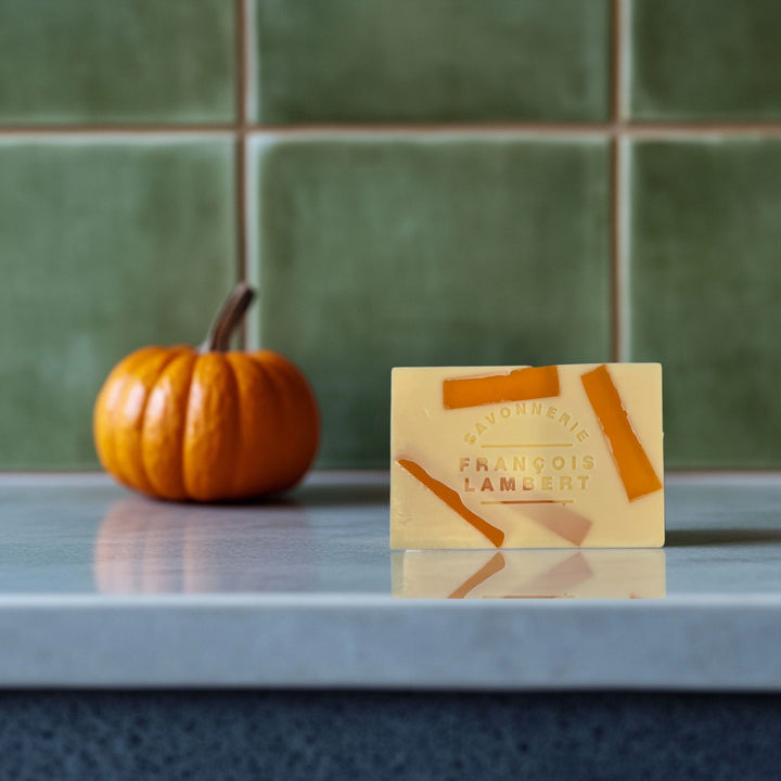 savon orange a la citrouille sur un comptoir
