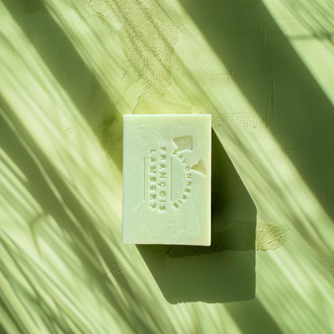 savon vert a la fragrance de tilleul sur fond vert