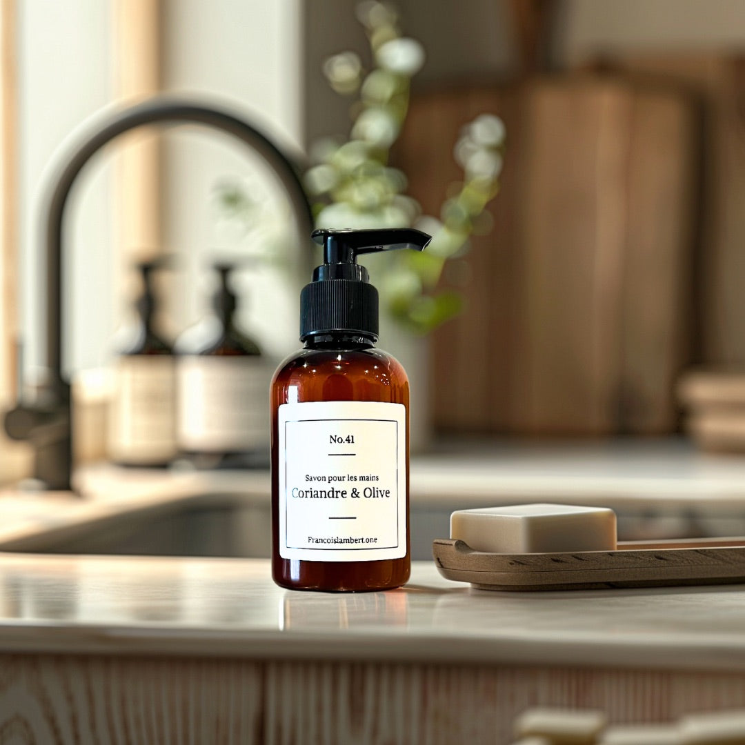savon vous les mains fragrance coriandre et olive sur un comptoir brun