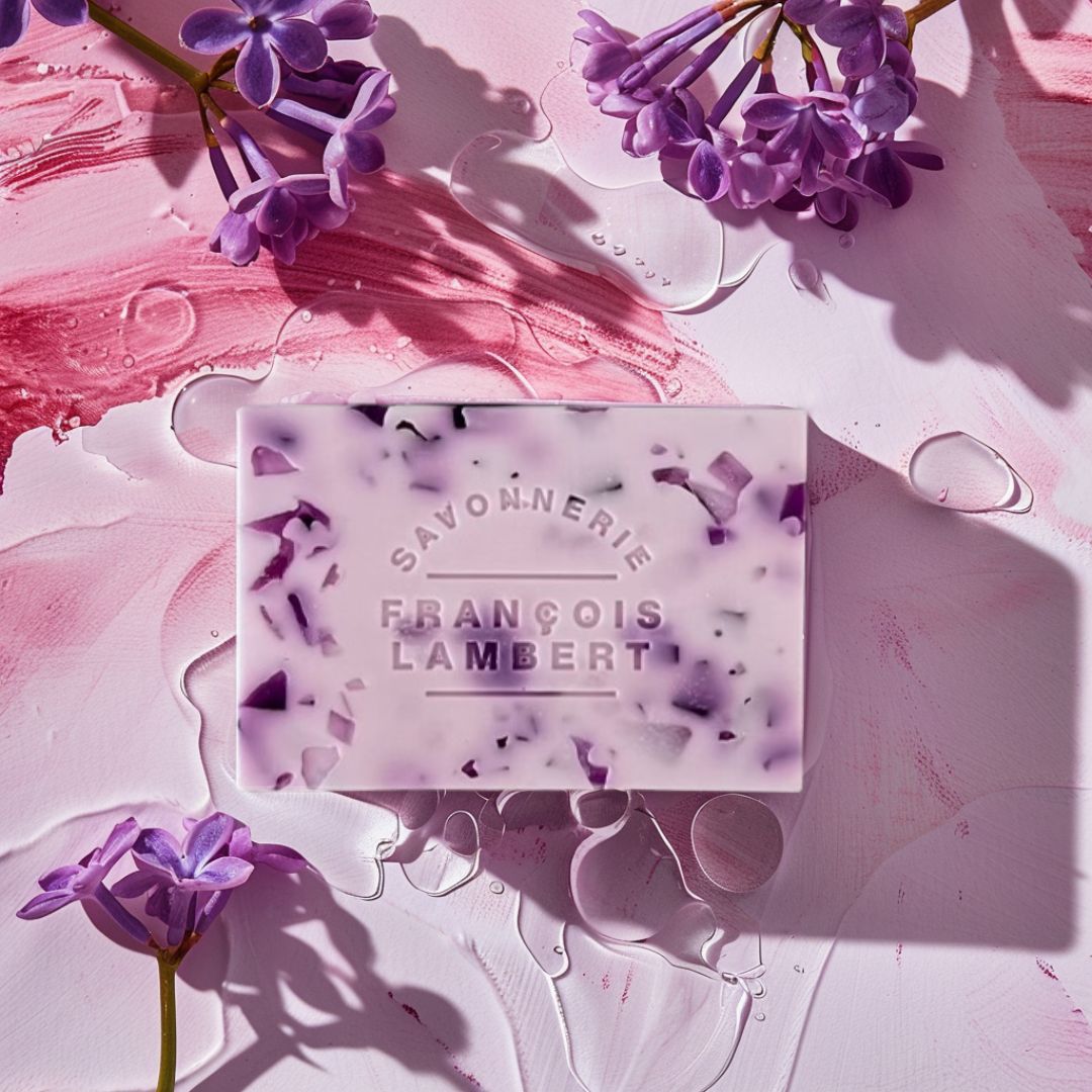 savon mauve au lait de brebis sur un fond mauve avec des fleurs de lilas