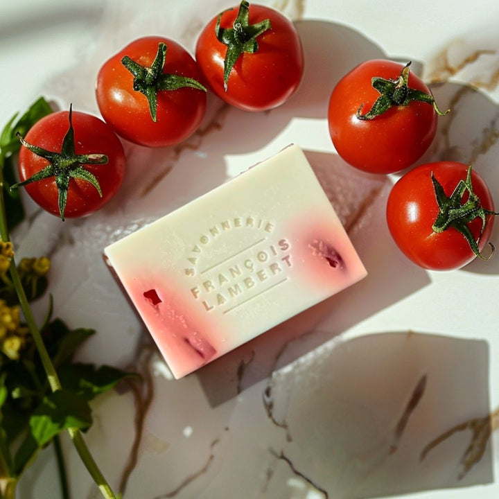 savon au lait de brebis entouré de tomates