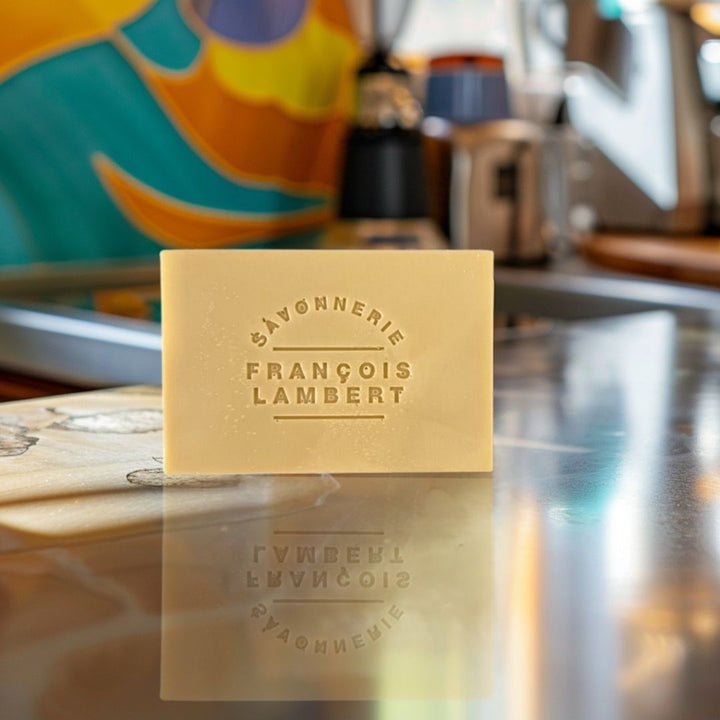 savon au lait de brebis sur un comptoir à la fragrance de vanille latte