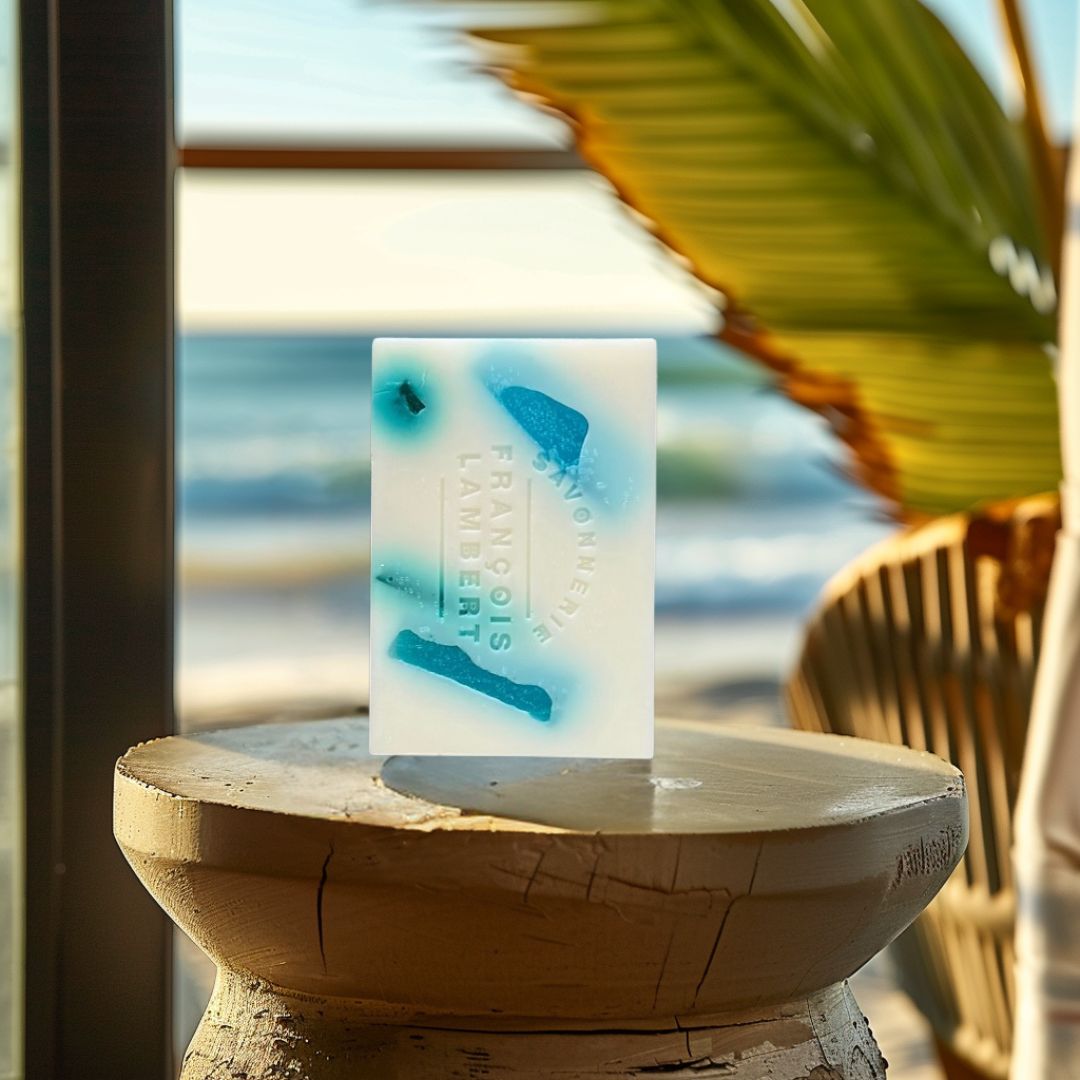 savon debout sur un tabouret devant un décor de plage