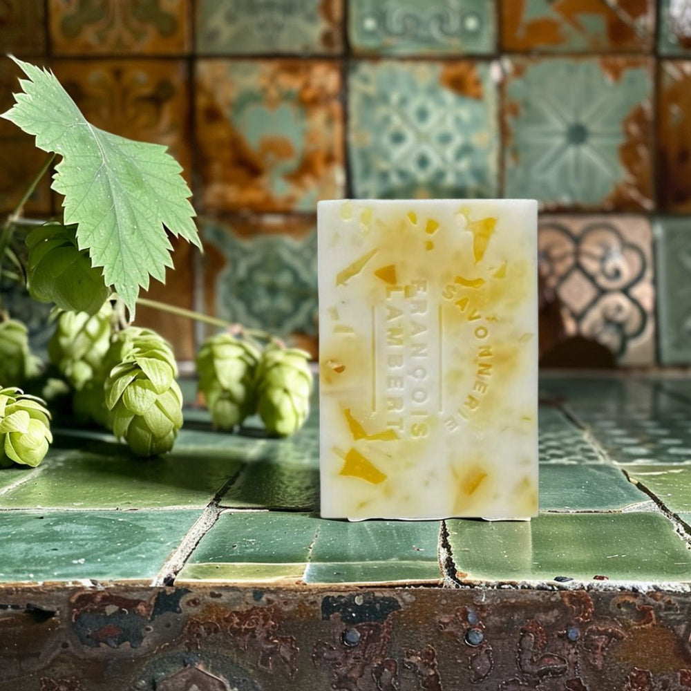 savon à la biere fruitée sur un comptoir vert rustique