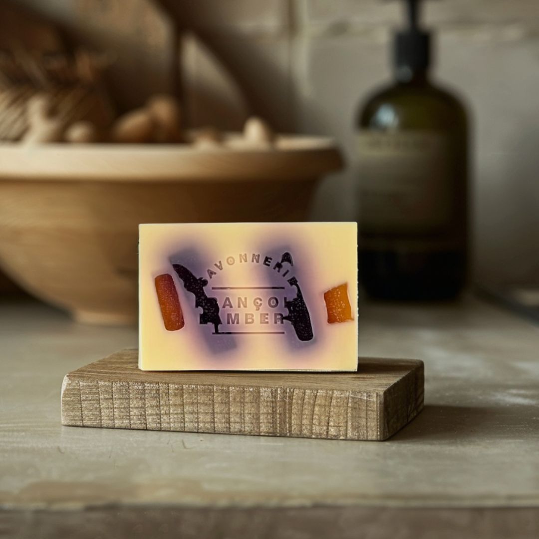 Savon au gingembre blanc sur un porte savon en bois
