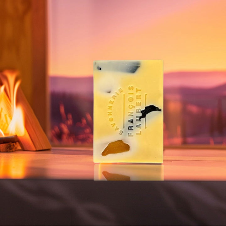 savon au lait de brebis feu de camp sur un comptoir avec un feu de foyer