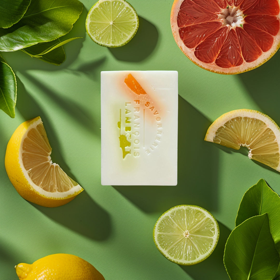 savon blanc avec du orange et du vert sur un fond vert et agrumes