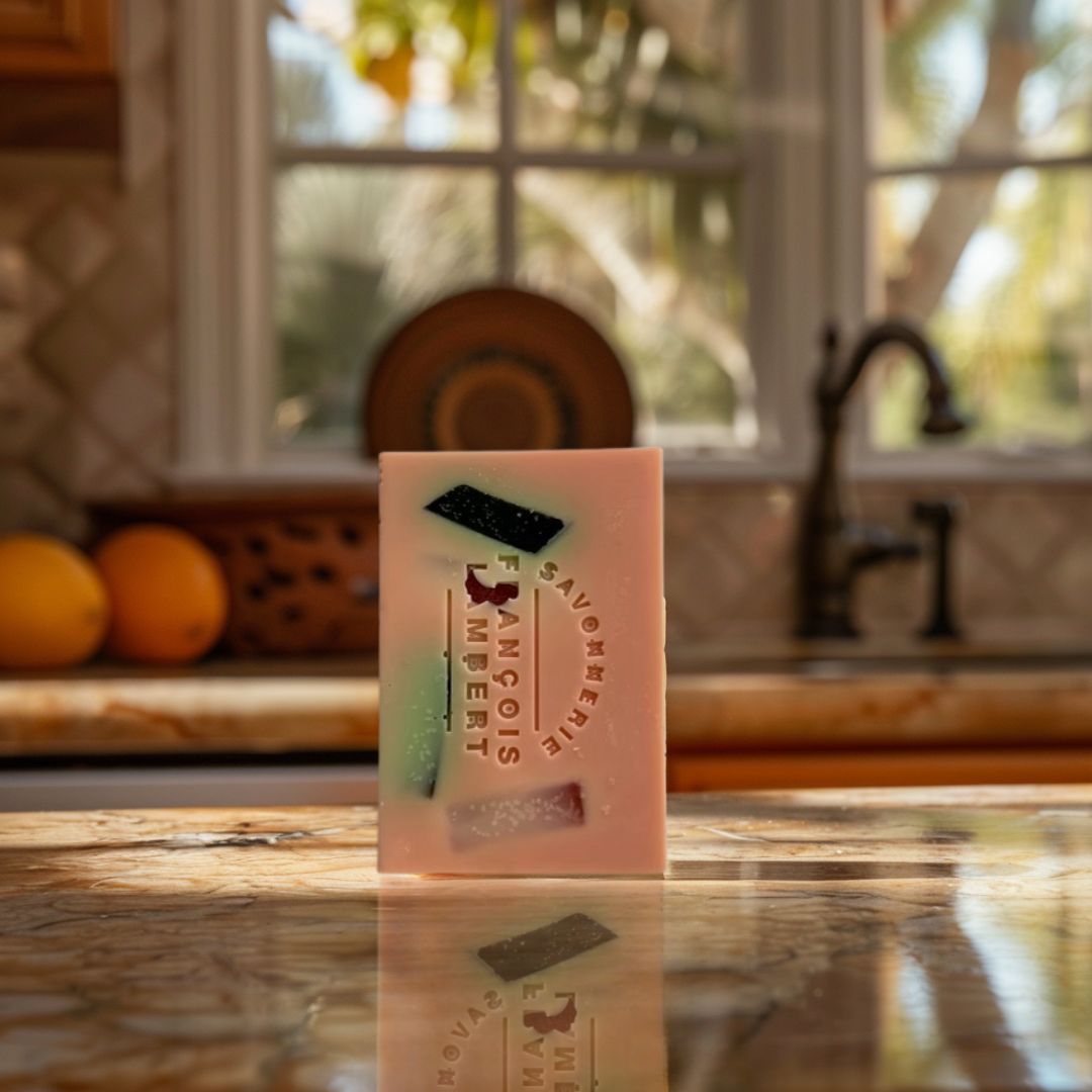 savon au lait de brebis debout sur un comptoir dans une ambiance chaude d&