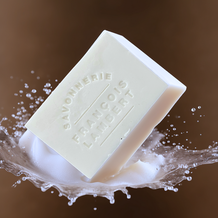 Savon sans fragrance  faisant un splash sur fond brun
