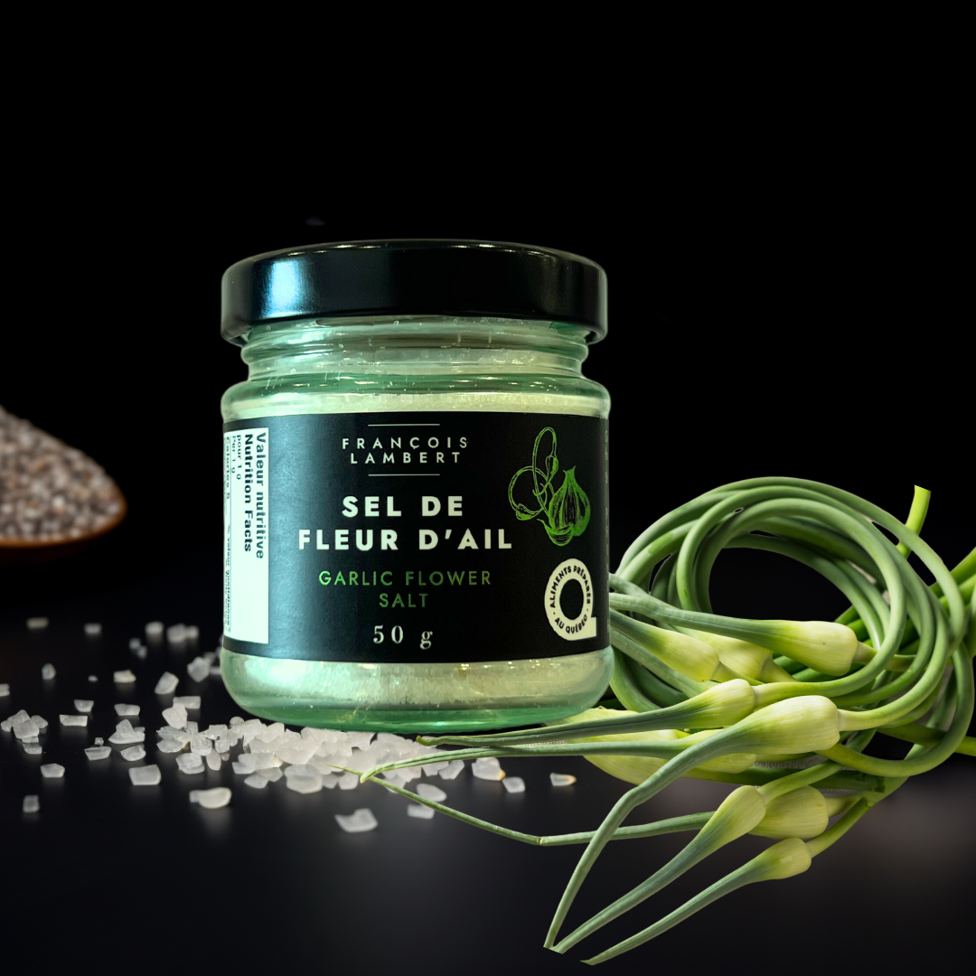 sel de fleur d'ail sur un fond noir