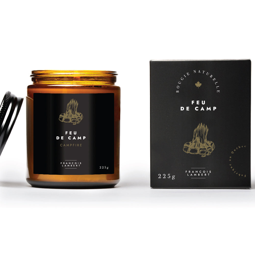 Bougie en cire de soya fragrance feu de camp. un pot ambré de 225g est visible avec une belle boite chic