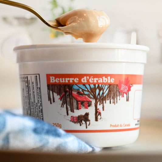 Pot de beurre d'érable en plastique, alternative aux sucres raffinés, avec cuillère montrant la texture onctueuse, 100% sirop d'érable du Québec