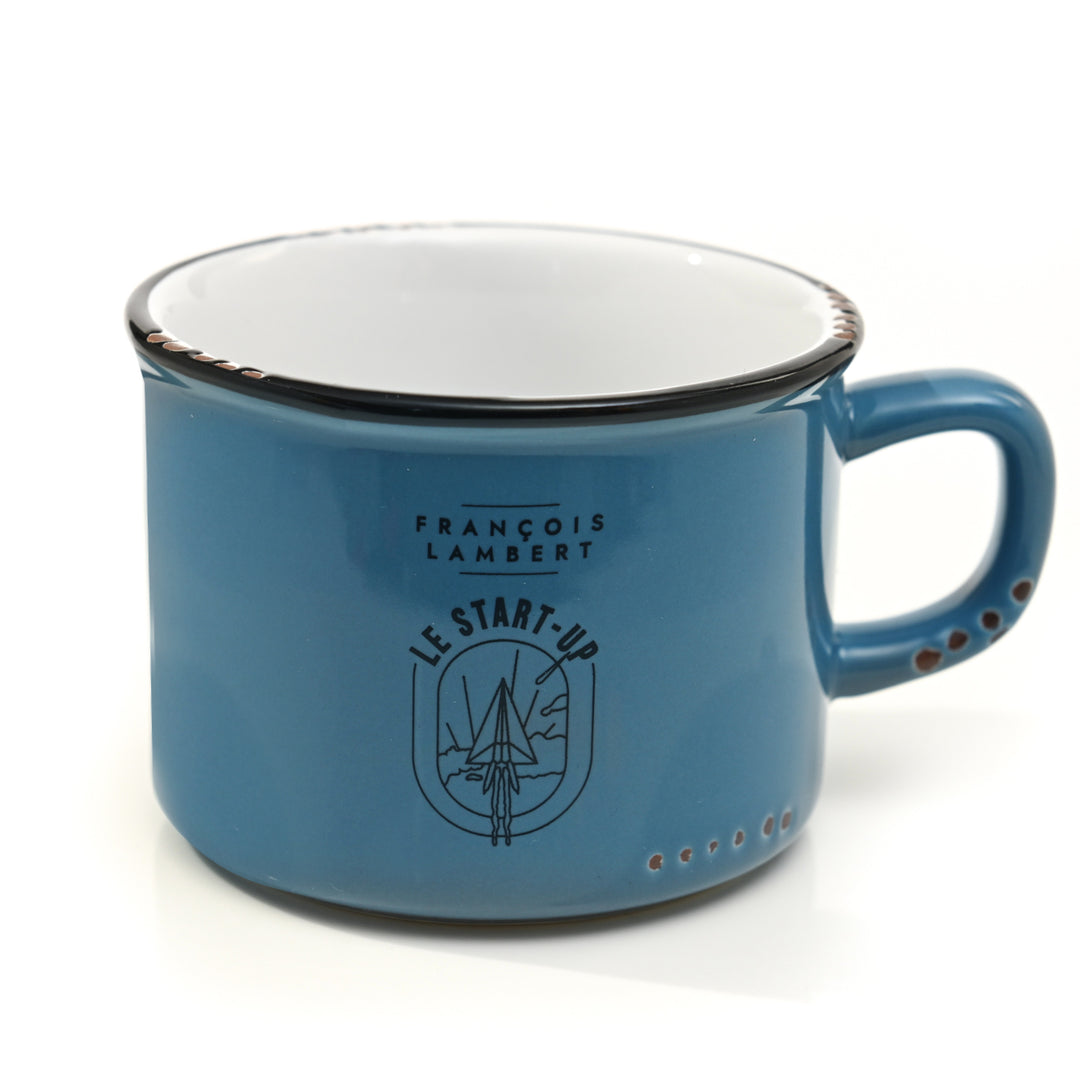 tasse en émail bleue