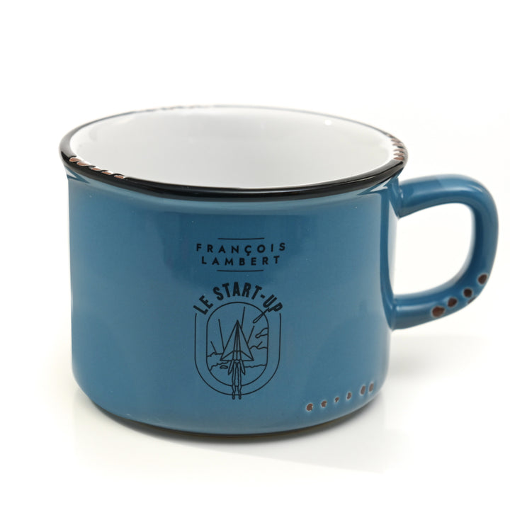 tasse en émail bleue