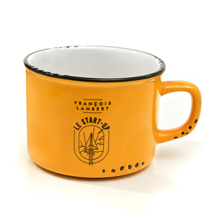 tasse en émail jaune